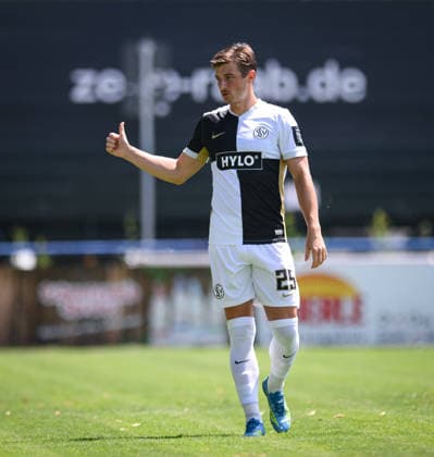 Fussball 1. Bundesliga 2026 2027 Testspiel 11.07.2026 SV Elversberg - FC Thun Lukas Petkov (SV Elversberg) mit Daumen hoch *** Soccer, Bundesliga 1, 2026–2027, Friendly Match, July 11, 2026, SV Elversberg vs. FC Thun, Lukas Petkov, SV Elversberg gets a thumbs-up