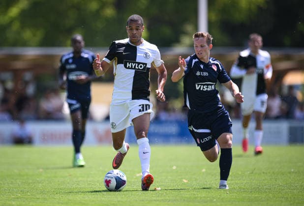 Fussball 1. Bundesliga 2026 2027 Testspiel 11.07.2026 SV Elversberg - FC Thun Jan Gyamerah (li, SV Elversberg) gegen Nico Maier (re, FC Thun) *** Soccer, Bundesliga 1, 2026–2027, Friendly Match, July 11, 2026, SV Elversberg vs. FC Thun: Jan Gyamerah (left), SV Elversberg, vs. Nico Maier (right), FC Thun