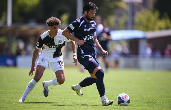 Fussball 1. Bundesliga 2026 2027 Testspiel 11.07.2026 SV Elversberg - FC Thun Noah Darvich (li, SV Elversberg) gegen Marco Buerki (re, SV Elversberg) *** Soccer, Bundesliga 1, 2026–2027, Friendly Match, July 11, 2026, SV Elversberg vs. FC Thun: Noah Darvich (left), SV Elversberg, vs. Marco Buerki (right), SV Elversberg