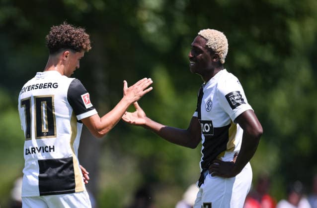 Fussball 1. Bundesliga 2026 2027 Testspiel 11.07.2026 SV Elversberg - FC Thun JUBEL SV Elversberg; Noah Darvich (li) klatscht David Mokwa (re) ab *** Soccer, Bundesliga 1, 2026–2027, Friendly Match, July 11, 2026, SV Elversberg vs. FC Thun, CELEBRATION: SV Elversberg s Noah Darvich (left) high-fives David Mokwa (right)