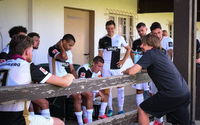 Fussball 1. Bundesliga 2026 2027 Testspiel 11.07.2026 SV Elversberg - FC Thun Halbzeitbesprechung SV Elversberg; Luca Schnellbacher, Jan Gyamerah, Lukas Pinckert und Trainer Vincent Wagner (v.li.) *** Soccer, Bundesliga 1, 2026–2027, Friendly Match, July 11, 2026, SV Elversberg vs. FC Thun, Halftime Meeting: SV Elversberg—Luca Schnellbacher, Jan Gyamerah, Lukas Pinckert, and Coach Vincent Wagner (from left)