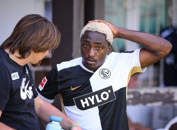 Fussball 1. Bundesliga 2026 2027 Testspiel 11.07.2026 SV Elversberg - FC Thun Trainer Vincent Wagner (li, SV Elversberg) mit David Mokwa (re, SV Elversberg) bei der Halbzeitbesprechung *** Soccer, Bundesliga 1, 2026–2027, Friendly Match, July 11, 2026, SV Elversberg vs. FC Thun; Coach Vincent Wagner (left), SV Elversberg with David Mokwa (right), SV Elversberg during the halftime huddle