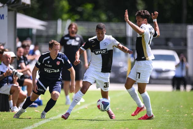Fussball 1. Bundesliga 2026 2027 Testspiel 11.07.2026 SV Elversberg - FC Thun Jan Gyamerah (Mtte, SV Elversberg) gegen Nico Maier (li, FC Thun) und Frederik Schmahl (re, SV Elversberg) *** Soccer, Bundesliga 1, 2026–2027, Friendly Match, July 11, 2026, SV Elversberg vs. FC Thun: Jan Gyamerah (center), SV Elversberg, against Nico Maier (left), FC Thun, and Frederik Schmahl (right), SV Elversberg