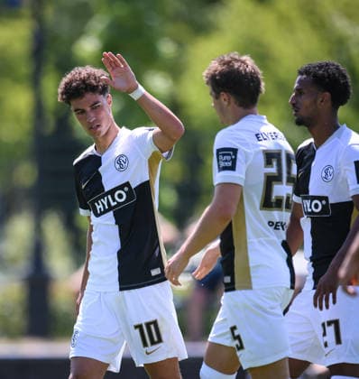 Fussball 1. Bundesliga 2026 2027 Testspiel 11.07.2026 SV Elversberg - FC Thun JUBEL SV Elversberg; Noah Darvich (li) klatscht Lukas Petkov (MItte) und Torschuetze zum 1-0 Filimon Gerezgiher (re) *** Soccer, Bundesliga 1, 2026–2027, Friendly Match, July 11, 2026, SV Elversberg vs. FC Thun. CELEBRATION: SV Elversberg s Noah Darvich (left) high-fives Lukas Petkov (center) and goal scorer Filimon Gerezgiher (right) after the 1–0 win.
