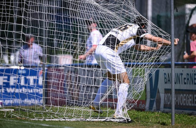 Fussball 1. Bundesliga 2026 2027 Testspiel 11.07.2026 SV Elversberg - FC Thun Luca Pfeiffer (SV Elversberg) haengt im Netz *** Soccer, Bundesliga 1, 2026–2027, Friendly Match, July 11, 2026, SV Elversberg vs. FC Thun, Luca Pfeiffer, SV Elversberg scores