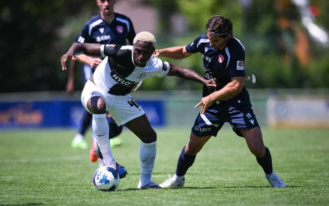 Fussball 1. Bundesliga 2026 2027 Testspiel 11.07.2026 SV Elversberg - FC Thun David Mokwa (li, SV Elversberg) gegen Jan Bamert (re, FC Thun) *** Soccer, Bundesliga 1, 2026–2027, Friendly Match, July 11, 2026, SV Elversberg vs. FC Thun: David Mokwa (left), SV Elversberg, vs. Jan Bamert (right), FC Thun