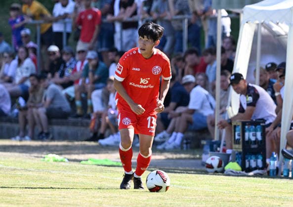 11.07.2026, xsltx, Fussball Testspiel, Eisbachtaler Sportfreunde - FSV Mainz 05 v.l. Hyun-Seok Hong (1. FSV Mainz 05) (DFL DFB REGULATIONS PROHIBIT ANY USE OF PHOTOGRAPHS as IMAGE SEQUENCES and or QUASI-VIDEO) *** July 11, 2026, xsltx, soccer friendly match, Eisbachtaler Sportfreunde vs. FSV Mainz 05, photo by Hyun Seok Hong 1. FSV Mainz 05. DFL and DFB regulations prohibit any use of photographs as image sequences and or quasi-video.