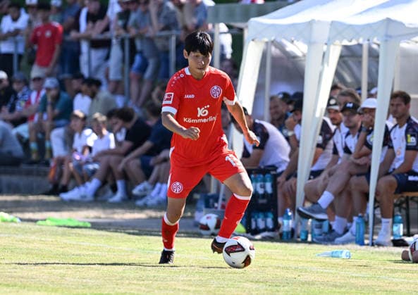 11.07.2026, xsltx, Fussball Testspiel, Eisbachtaler Sportfreunde - FSV Mainz 05 v.l. Hyun-Seok Hong (1. FSV Mainz 05) (DFL DFB REGULATIONS PROHIBIT ANY USE OF PHOTOGRAPHS as IMAGE SEQUENCES and or QUASI-VIDEO) *** July 11, 2026, xsltx, soccer friendly match, Eisbachtaler Sportfreunde vs. FSV Mainz 05, photo by Hyun Seok Hong 1. FSV Mainz 05. DFL and DFB regulations prohibit any use of photographs as image sequences and or quasi-video.