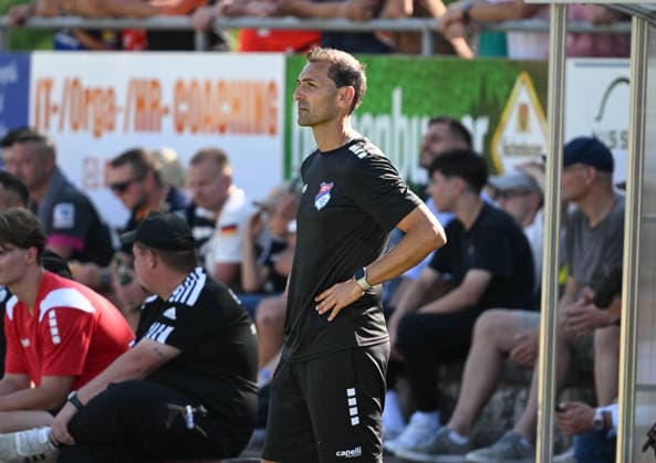11.07.2026, xsltx, Fussball Testspiel, Eisbachtaler Sportfreunde - FSV Mainz 05 v.l. Daniel Alves (Trainer Eisbachtaler Sportfreunde) (DFL DFB REGULATIONS PROHIBIT ANY USE OF PHOTOGRAPHS as IMAGE SEQUENCES and or QUASI-VIDEO) *** July 11, 2026, xsltx, soccer friendly match, Eisbachtaler Sportfreunde vs. FSV Mainz 05, left: Daniel Alves, coach of Eisbachtaler Sportfreunde, DFL, DFB. REGULATIONS PROHIBIT ANY USE OF PHOTOGRAPHS AS IMAGE SEQUENCES AND OR QUASI-VIDEO