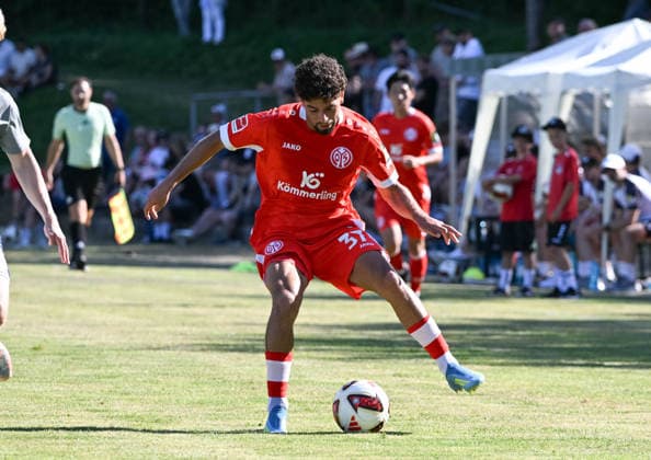 11.07.2026, xsltx, Fussball Testspiel, Eisbachtaler Sportfreunde - FSV Mainz 05 v.l. Ben Bobzien (1. FSV Mainz 05) (DFL DFB REGULATIONS PROHIBIT ANY USE OF PHOTOGRAPHS as IMAGE SEQUENCES and or QUASI-VIDEO) *** July 11, 2026, xsltx, soccer friendly match, Eisbachtaler Sportfreunde vs. FSV Mainz 05, photo by Ben Bobzien 1. FSV Mainz 05. DFL and DFB regulations prohibit any use of photographs as image sequences and or quasi-video.