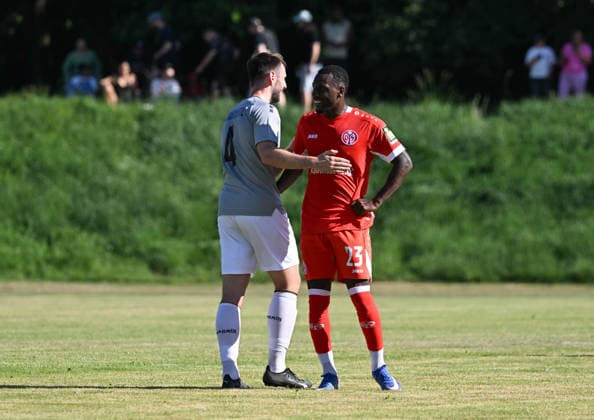 11.07.2026, xsltx, Fussball Testspiel, Eisbachtaler Sportfreunde - FSV Mainz 05 v.l. Freundschaftliche Geste ach dem Schlusspfiff zwischen Maximilian Janz (Eisbachtaler Sportfreunde) und Sheraldo Becker (1. FSV Mainz 05) (DFL DFB REGULATIONS PROHIBIT ANY USE OF PHOTOGRAPHS as IMAGE SEQUENCES and or QUASI-VIDEO) *** July 11, 2026, xsltx, soccer exhibition match, Eisbachtaler Sportfreunde vs. FSV Mainz 05 – A friendly gesture after the final whistle between Maximilian Janz (Eisbachtaler Sportfreunde) and Sheraldo Becker (FSV Mainz 05). DFL and DFB regulations prohibit any use of photographs as image material.SEQUENCES and or QUASI-VIDEO