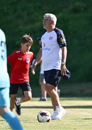 11.07.2026, xsltx, Fussball Testspiel, Eisbachtaler Sportfreunde - FSV Mainz 05 v.l. Urs Fischer (Cheftrainer 1. FSV Mainz 05) (DFL DFB REGULATIONS PROHIBIT ANY USE OF PHOTOGRAPHS as IMAGE SEQUENCES and or QUASI-VIDEO) *** July 11, 2026, xsltx, Soccer Friendly Match, Eisbachtaler Sportfreunde vs. FSV Mainz 05, with Urs Fischer as Head Coach, 1 FSV Mainz 05. DFL and DFB regulations prohibit any use of photographs as image sequences and or quasi-video.