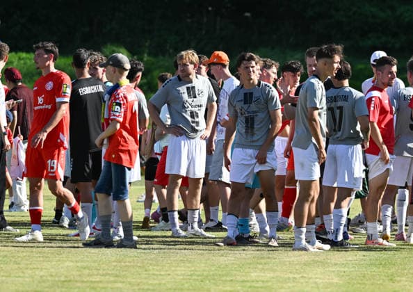 11.07.2026, xsltx, Fussball Testspiel, Eisbachtaler Sportfreunde - FSV Mainz 05 v.l. Beide Teams boten bei der großen Hitze eine sehenswerte Leistung (DFL DFB REGULATIONS PROHIBIT ANY USE OF PHOTOGRAPHS as IMAGE SEQUENCES and or QUASI-VIDEO) *** July 11, 2026, xsltx, soccer friendly, Eisbachtaler Sportfreunde vs. FSV Mainz 05. Both teams put on a great show despite the intense heat. DFL and DFB regulations prohibit any use of photographs as image sequences and or quasi-video.