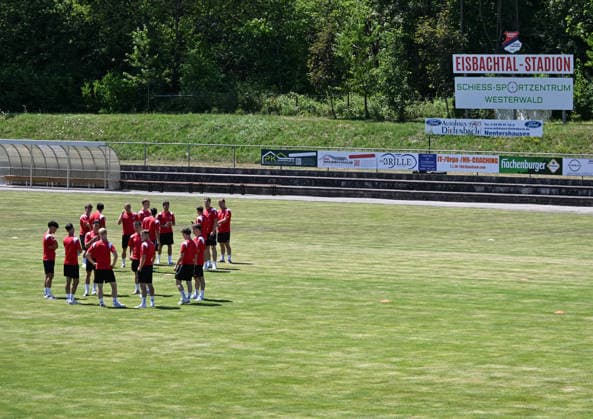 11.07.2026, xsltx, Fussball Testspiel, Eisbachtaler Sportfreunde - FSV Mainz 05 v.l. Das Eisbachtaler Team bei der Platzbegehung vor dem Anpfiff (DFL DFB REGULATIONS PROHIBIT ANY USE OF PHOTOGRAPHS as IMAGE SEQUENCES and or QUASI-VIDEO) *** July 11, 2026, xsltx, Soccer Friendly Match, Eisbachtaler Sportfreunde vs. FSV Mainz 05. The Eisbachtaler team inspecting the field before kickoff. DFL and DFB regulations prohibit any use of photographs as image sequences and or quasi-video.