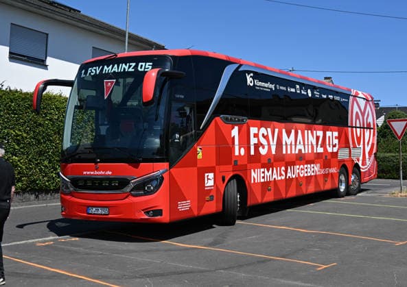 11.07.2026, xsltx, Fussball Testspiel, Eisbachtaler Sportfreunde - FSV Mainz 05 v.l. Die Mainzer kommen - der Mannschaftsbus (DFL DFB REGULATIONS PROHIBIT ANY USE OF PHOTOGRAPHS as IMAGE SEQUENCES and or QUASI-VIDEO) *** July 11, 2026, xsltx, soccer friendly match, Eisbachtaler Sportfreunde vs. FSV Mainz 05. The Mainz team is getting off the team bus. DFL and DFB regulations prohibit any use of photographs as image sequences and or quasi-video.