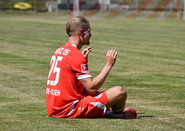 11.07.2026, xsltx, Fussball Testspiel, Eisbachtaler Sportfreunde - FSV Mainz 05 v.l. Mach mir den Haaland - Der Norweger Andreas Hanche-Olsen (1. FSV Mainz 05) nach seinem 3:0 mit dem speziellen Jubel seines Landsmann Haaland (DFL DFB REGULATIONS PROHIBIT ANY USE OF PHOTOGRAPHS as IMAGE SEQUENCES and or QUASI-VIDEO) *** July 11, 2026, xsltx, soccer friendly, Eisbachtaler Sportfreunde vs. FSV Mainz 05: Do the Haaland —Norwegian Andreas Hanche Olsen of FSV Mainz 05 celebrates his 3–0 win with his compatriot Haaland’s signature celebration. DFL and DFB regulations prohibit any use of photographs as IMAGE SEQUENCES and or QUASI-VIDEO