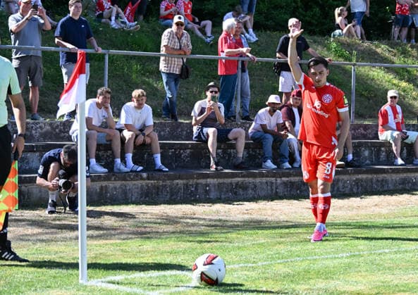 11.07.2026, xsltx, Fussball Testspiel, Eisbachtaler Sportfreunde - FSV Mainz 05 v.l. Eckenspezialist Paul Nebel (1. FSV Mainz 05) (DFL DFB REGULATIONS PROHIBIT ANY USE OF PHOTOGRAPHS as IMAGE SEQUENCES and or QUASI-VIDEO) *** July 11, 2026, xsltx, Soccer Friendly Match, Eisbachtaler Sportfreunde vs. FSV Mainz 05: Corner Kick Specialist Paul Nebel 1 FSV Mainz 05 DFL DFB REGULATIONS PROHIBIT ANY USE OF PHOTOGRAPHS as IMAGE SEQUENCES and or QUASI-VIDEO