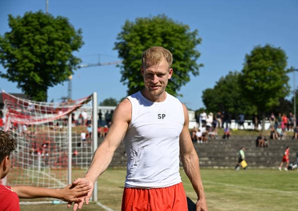 11.07.2026, xsltx, Fussball Testspiel, Eisbachtaler Sportfreunde - FSV Mainz 05 v.l. Abklatschen mit dem Balljungen von Andreas Hanche-Olsen (1. FSV Mainz 05) (DFL DFB REGULATIONS PROHIBIT ANY USE OF PHOTOGRAPHS as IMAGE SEQUENCES and or QUASI-VIDEO) *** July 11, 2026, xsltx, soccer exhibition match, Eisbachtaler Sportfreunde vs. FSV Mainz 05 (left) High-five with the ball boy by Andreas Hanche Olsen 1 FSV Mainz 05 DFL DFB REGULATIONS PROHIBIT ANY USE OF PHOTOGRAPHS as IMAGE SEQUENCES and or QUASI-VIDEO