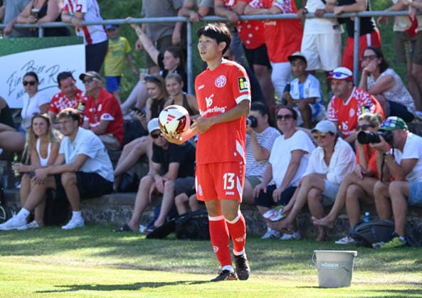 11.07.2026, xsltx, Fussball Testspiel, Eisbachtaler Sportfreunde - FSV Mainz 05 v.l. Hyun-Seok Hong (1. FSV Mainz 05) (DFL DFB REGULATIONS PROHIBIT ANY USE OF PHOTOGRAPHS as IMAGE SEQUENCES and or QUASI-VIDEO) *** July 11, 2026, xsltx, soccer exhibition match, Eisbachtaler Sportfreunde vs. FSV Mainz 05, photo by Hyun Seok Hong 1. FSV Mainz 05. DFL and DFB regulations prohibit any use of photographs as image sequences and or quasi-video.