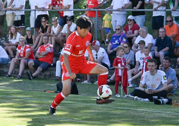 11.07.2026, xsltx, Fussball Testspiel, Eisbachtaler Sportfreunde - FSV Mainz 05 v.l. Hyun-Seok Hong (1. FSV Mainz 05) (DFL DFB REGULATIONS PROHIBIT ANY USE OF PHOTOGRAPHS as IMAGE SEQUENCES and or QUASI-VIDEO) *** July 11, 2026, xsltx, soccer exhibition match, Eisbachtaler Sportfreunde vs. FSV Mainz 05, photo by Hyun Seok Hong 1. FSV Mainz 05. DFL and DFB regulations prohibit any use of photographs as image sequences and or quasi-video.