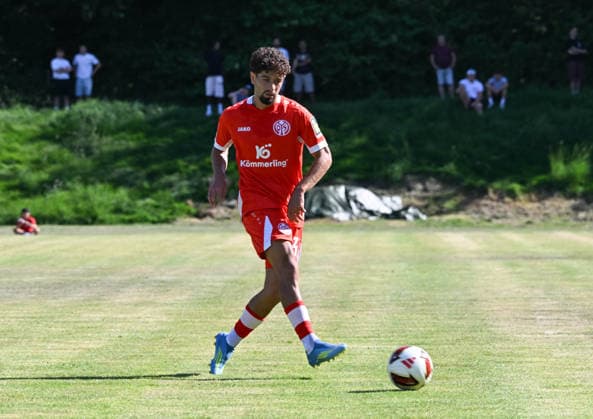 11.07.2026, xsltx, Fussball Testspiel, Eisbachtaler Sportfreunde - FSV Mainz 05 v.l. Ben Bobzien (1. FSV Mainz 05) (DFL DFB REGULATIONS PROHIBIT ANY USE OF PHOTOGRAPHS as IMAGE SEQUENCES and or QUASI-VIDEO) *** July 11, 2026, xsltx, soccer friendly match, Eisbachtaler Sportfreunde vs. FSV Mainz 05, photo by Ben Bobzien 1. FSV Mainz 05. DFL and DFB regulations prohibit any use of photographs as image sequences and or quasi-video.