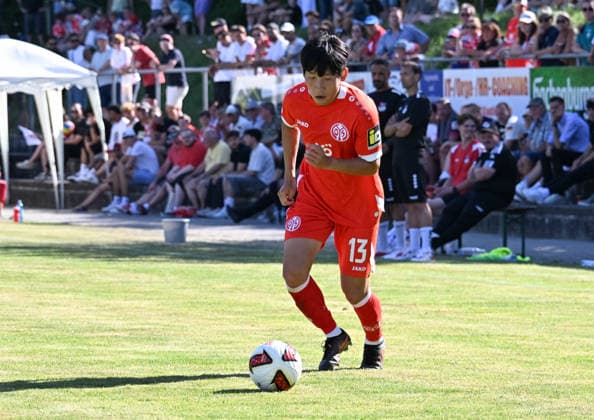 11.07.2026, xsltx, Fussball Testspiel, Eisbachtaler Sportfreunde - FSV Mainz 05 v.l. Hyun-Seok Hong (1. FSV Mainz 05) (DFL DFB REGULATIONS PROHIBIT ANY USE OF PHOTOGRAPHS as IMAGE SEQUENCES and or QUASI-VIDEO) *** July 11, 2026, xsltx, soccer friendly match, Eisbachtaler Sportfreunde vs. FSV Mainz 05, photo by Hyun Seok Hong 1. FSV Mainz 05. DFL and DFB regulations prohibit any use of photographs as image sequences and or quasi-video.