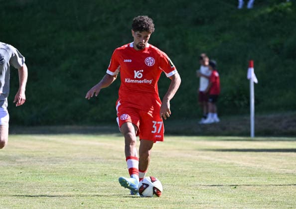 11.07.2026, xsltx, Fussball Testspiel, Eisbachtaler Sportfreunde - FSV Mainz 05 v.l. Ben Bobzien (1. FSV Mainz 05) (DFL DFB REGULATIONS PROHIBIT ANY USE OF PHOTOGRAPHS as IMAGE SEQUENCES and or QUASI-VIDEO) *** July 11, 2026, xsltx, soccer friendly match, Eisbachtaler Sportfreunde vs. FSV Mainz 05, photo by Ben Bobzien 1. FSV Mainz 05. DFL and DFB regulations prohibit any use of photographs as image sequences and or quasi-video.