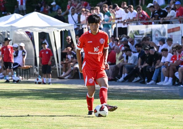 11.07.2026, xsltx, Fussball Testspiel, Eisbachtaler Sportfreunde - FSV Mainz 05 v.l. Hyun-Seok Hong (1. FSV Mainz 05) (DFL DFB REGULATIONS PROHIBIT ANY USE OF PHOTOGRAPHS as IMAGE SEQUENCES and or QUASI-VIDEO) *** July 11, 2026, xsltx, soccer exhibition match, Eisbachtaler Sportfreunde vs. FSV Mainz 05, photo by Hyun Seok Hong 1. FSV Mainz 05. DFL and DFB regulations prohibit any use of photographs as image sequences and or quasi-video.