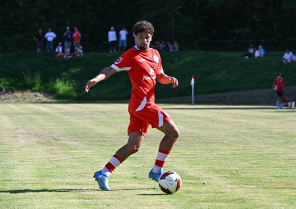 11.07.2026, xsltx, Fussball Testspiel, Eisbachtaler Sportfreunde - FSV Mainz 05 v.l. Ben Bobzien (1. FSV Mainz 05) (DFL DFB REGULATIONS PROHIBIT ANY USE OF PHOTOGRAPHS as IMAGE SEQUENCES and or QUASI-VIDEO) *** July 11, 2026, xsltx, soccer friendly match, Eisbachtaler Sportfreunde vs. FSV Mainz 05, photo by Ben Bobzien 1. FSV Mainz 05. DFL and DFB regulations prohibit any use of photographs as image sequences and or quasi-video.