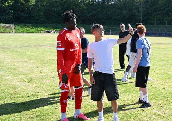 11.07.2026, xsltx, Fussball Testspiel, Eisbachtaler Sportfreunde - FSV Mainz 05 v.l. Auch lange nach dem Spiel standen die Mainzer Spieler für Fotos und Autogramme zur Verfügung - hier Danny da Costa (1. FSV Mainz 05) (DFL DFB REGULATIONS PROHIBIT ANY USE OF PHOTOGRAPHS as IMAGE SEQUENCES and or QUASI-VIDEO) *** July 11, 2026, xsltx, soccer exhibition match, Eisbachtaler Sportfreunde vs. FSV Mainz 05. Even long after the game, the Mainz players were available for photos and autographs—here, Danny da Costa. 1 FSV Mainz 05. DFL and DFB regulations prohibit any use of photographs as image sequences and or QUASI-VIDEO