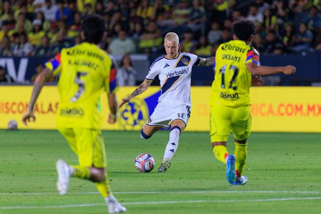 July 11, 2026, Carson, California, USA: Marco Reus 18 of the LA Galaxy tries to kick past Isaias Violante 12 of the Club America during a friendly on Saturday July 11, 2026 at Dignity Health Sports Park Stadium in Carson, California. JAVIER ROJAS PI Carson USA - ZUMAp124 20260711_zaa_p124_049 Copyright: xJavierxRojasx