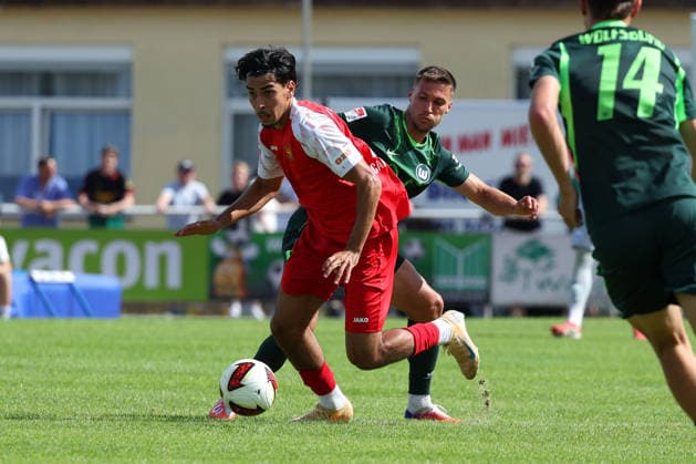 FSV Schöningen vs. VfL, Testspiel Schöningen, 11.07.2026, Fußball, Herren, Saison 2026 2027, Testspiel, FSV Schöningen vs. VfL Wolfsburg: Ayhan Cankor (FSV Schöningen), Kilian Fischer (VfL Wolfsburg) Deutschland *** FSV Schöningen vs. VfL, Friendly Match in Schöningen, July 11, 2026, Soccer, Men s, 2026–2027 season, Friendly match, FSV Schöningen vs. VfL Wolfsburg Ayhan Cankor (FSV Schöningen), Kilian Fischer (VfL Wolfsburg), Germany