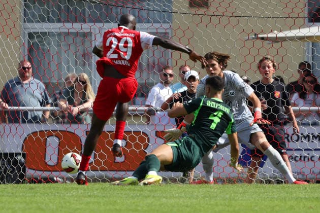 FSV Schöningen vs. VfL, Testspiel Schöningen, 11.07.2026, Fußball, Herren, Saison 2026 2027, Testspiel, FSV Schöningen vs. VfL Wolfsburg: Moussa Doumbouya (FSV Schöningen) schießt Tor zum 2:8, Konstantinos Koulierakis (VfL Wolfsburg), Torwart Jakub Zielinski (VfL Wolfsburg) Deutschland *** FSV Schöningen vs. VfL, Friendly Match in Schöningen, July 11, 2026, Soccer, Men s, 2026–2027 season, Friendly match, FSV Schöningen vs. VfL Wolfsburg, Moussa Doumbouya (FSV Schöningen) scores the goal to make it 2–8, Konstantinos Koulierakis (VfL Wolfsburg), goalkeeper Jakub Zielinski (VfL Wolfsburg), Germany