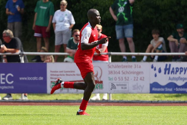 FSV Schöningen vs. VfL, Testspiel Schöningen, 11.07.2026, Fußball, Herren, Saison 2026 2027, Testspiel, FSV Schöningen vs. VfL Wolfsburg: Moussa Doumbouya (FSV Schöningen) Torjubel zum 2:8 Deutschland *** FSV Schöningen vs. VfL, Friendly Match in Schöningen, July 11, 2026, Soccer, Men s, 2026–2027 season, Friendly match, FSV Schöningen vs. VfL Wolfsburg, Moussa Doumbouya, FSV Schöningen celebrates a goal, 2–8, Germany