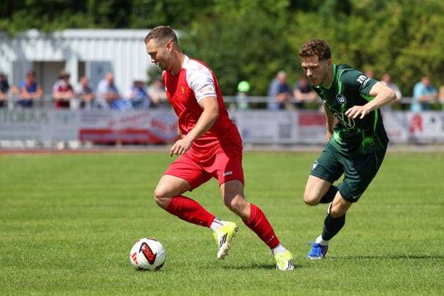 FSV Schöningen vs. VfL, Testspiel Schöningen, 11.07.2026, Fußball, Herren, Saison 2026 2027, Testspiel, FSV Schöningen vs. VfL Wolfsburg: Max Klump (FSV Schöningen), Andreas Skov Olsen (VfL Wolfsburg) Deutschland *** FSV Schöningen vs. VfL, Friendly Match in Schöningen, July 11, 2026, Soccer, Men s, 2026–2027 season, Friendly Match, FSV Schöningen vs. VfL Wolfsburg Max Klump (FSV Schöningen), Andreas Skov Olsen (VfL Wolfsburg), Germany