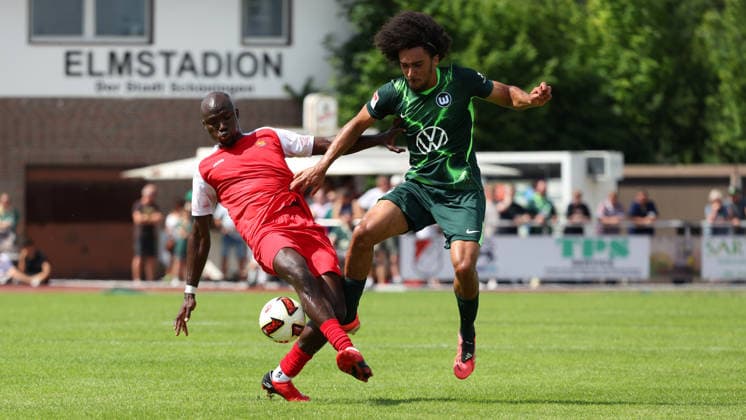 FSV Schöningen vs. VfL, Testspiel Schöningen, 11.07.2026, Fußball, Herren, Saison 2026 2027, Testspiel, FSV Schöningen vs. VfL Wolfsburg: Moussa Doumbouya (FSV Schöningen), Mathys Angely (VfL Wolfsburg) Deutschland *** FSV Schöningen vs. VfL, Friendly Match in Schöningen, July 11, 2026, Soccer, Men s, 2026–2027 season, Friendly match, FSV Schöningen vs. VfL Wolfsburg, Moussa Doumbouya (FSV Schöningen), Mathys Angely (VfL Wolfsburg), Germany