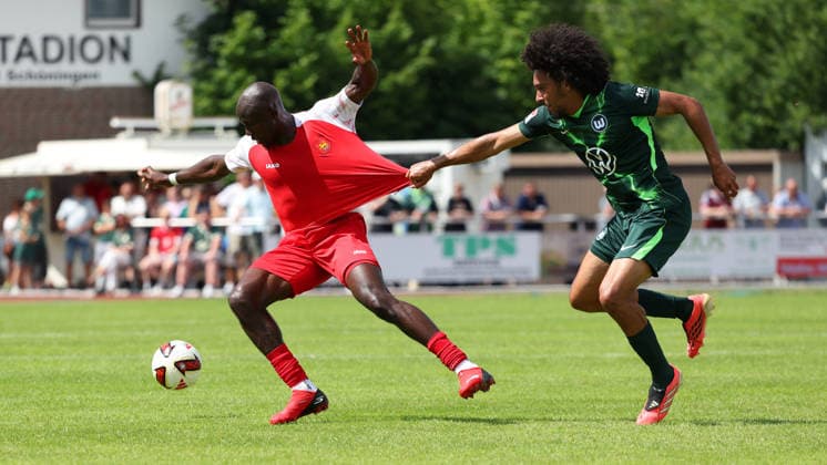FSV Schöningen vs. VfL, Testspiel Schöningen, 11.07.2026, Fußball, Herren, Saison 2026 2027, Testspiel, FSV Schöningen vs. VfL Wolfsburg: Moussa Doumbouya (FSV Schöningen), Mathys Angely (VfL Wolfsburg) Deutschland *** FSV Schöningen vs. VfL, Friendly Match in Schöningen, July 11, 2026, Soccer, Men s, 2026–2027 season, Friendly match, FSV Schöningen vs. VfL Wolfsburg, Moussa Doumbouya (FSV Schöningen), Mathys Angely (VfL Wolfsburg), Germany