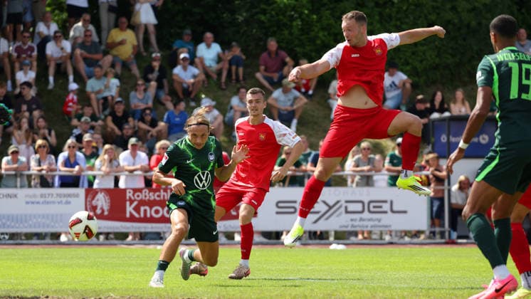 FSV Schöningen vs. VfL, Testspiel Schöningen, 11.07.2026, Fußball, Herren, Saison 2026 2027, Testspiel, FSV Schöningen vs. VfL Wolfsburg: Lovro Majer (VfL Wolfsburg), Max Klump (FSV Schöningen) Deutschland *** FSV Schöningen vs. VfL, Friendly Match in Schöningen, July 11, 2026, Soccer, Men s, 2026–2027 Season, Friendly Match, FSV Schöningen vs. VfL Wolfsburg, Lovro Majer (VfL Wolfsburg), Max Klump (FSV Schöningen), Germany