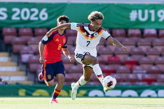 Montrell Culbreath (Germany) kontrolliert den Ball, UEFA European Under-19 Championship 2026 Final, Spain v Germany, Racecourse Ground am 11. July 2026 in Wrexham, Vereinigtes Königreich. (Foto von Marco Steinbrenner DeFodi Images) Montrell Culbreath (Germany) controls the ball, UEFA European Under-19 Championship 2026 Final, Spain v Germany, Racecourse Ground, July 11, 2026 in Wrexham, United Kingdom. (Photo by Marco Steinbrenner DeFodi Images) - *** Montrell Culbreath (Germany) controls the ball, 2026 UEFA European Under-19 Championship Final, Spain vs. Germany, Racecourse Ground on July 11, 2026, in Wrexham, United Kingdom Photo by Marco Steinbrenner DeFodi Images Montrell Culbreath of Germany controls the ball, 2026 UEFA European Under-19 Championship Final, Spain vs. Germany, Racecourse Ground, July 11, 2026, in Wrexham, United Kingdom. Photo by Marco Steinbrenner, DeFodi Images