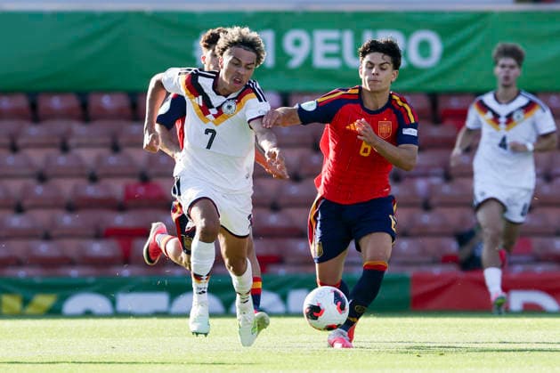 Montrell Culbreath (Germany) und Xavi Espart (Spain) kaempfen um den Ball, UEFA European Under-19 Championship 2026 Final, Spain v Germany, Racecourse Ground am 11. July 2026 in Wrexham, Vereinigtes Königreich. (Foto von Marco Steinbrenner DeFodi Images) Montrell Culbreath (Germany) und Xavi Espart (Spain) battle for the ball, UEFA European Under-19 Championship 2026 Final, Spain v Germany, Racecourse Ground, July 11, 2026 in Wrexham, United Kingdom. (Photo by Marco Steinbrenner DeFodi Images) - *** Montrell Culbreath (Germany) and Xavi Espart (Spain) battle for the ball, 2026 UEFA European Under-19 Championship Final, Spain vs. Germany, Racecourse Ground on July 11, 2026, in Wrexham, United Kingdom. Photo by Marco Steinbrenner, DeFodi Images. Montrell Culbreath (Germany) and Xavi Espart (Spain) battle for the ball, 2026 UEFA European Under-19 Championship Final, Spain vs. Germany, Racecourse Ground, July 11, 2026, in Wrexham, United Kingdom. Photo by Marco Steinbrenner, DeFodi Images