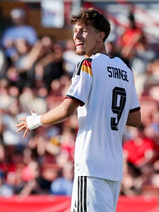 Otto Stange (Germany) schaut enttaeuscht, UEFA European Under-19 Championship 2026 Final, Spain v Germany, Racecourse Ground am 11. July 2026 in Wrexham, Vereinigtes Königreich. (Foto von Marco Steinbrenner DeFodi Images) Otto Stange (Germany) looks dejected, UEFA European Under-19 Championship 2026 Final, Spain v Germany, Racecourse Ground, July 11, 2026 in Wrexham, United Kingdom. (Photo by Marco Steinbrenner DeFodi Images) - *** Otto Stange of Germany looks disappointed, 2026 UEFA European Under-19 Championship Final, Spain vs. Germany, Racecourse Ground on July 11, 2026, in Wrexham, United Kingdom Photo by Marco Steinbrenner DeFodi Images Otto Stange of Germany looks dejected, UEFA European Under-19 Championship 2026 Final, Spain vs. Germany, Racecourse Ground, July 11, 2026, in Wrexham, United Kingdom. Photo by Marco Steinbrenner, DeFodi Images