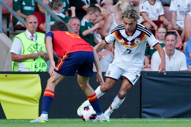 Andres Cuenca (Spain) und Montrell Culbreath (Germany) kaempfen um den Ball, UEFA European Under-19 Championship 2026 Final, Spain v Germany, Racecourse Ground am 11. July 2026 in Wrexham, Vereinigtes Königreich. (Foto von Marco Steinbrenner DeFodi Images) Andres Cuenca (Spain) und Montrell Culbreath (Germany) battle for the ball, UEFA European Under-19 Championship 2026 Final, Spain v Germany, Racecourse Ground, July 11, 2026 in Wrexham, United Kingdom. (Photo by Marco Steinbrenner DeFodi Images) - *** Andres Cuenca (Spain) and Montrell Culbreath (Germany) battle for the ball, 2026 UEFA European Under-19 Championship Final, Spain vs. Germany, Racecourse Ground on July 11, 2026, in Wrexham, United Kingdom. Photo by Marco Steinbrenner, DeFodi Images. Andres Cuenca (Spain) and Montrell Culbreath (Germany) battle for the ball, 2026 UEFA European Under-19 Championship Final, Spain vs. Germany, Racecourse Ground, July 11, 2026, in Wrexham, United Kingdom. Photo by Marco Steinbrenner, DeFodi Images