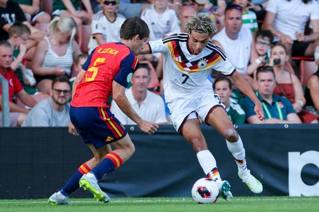Andres Cuenca (Spain) und Montrell Culbreath (Germany) kaempfen um den Ball, UEFA European Under-19 Championship 2026 Final, Spain v Germany, Racecourse Ground am 11. July 2026 in Wrexham, Vereinigtes Königreich. (Foto von Marco Steinbrenner DeFodi Images) Andres Cuenca (Spain) und Montrell Culbreath (Germany) battle for the ball, UEFA European Under-19 Championship 2026 Final, Spain v Germany, Racecourse Ground, July 11, 2026 in Wrexham, United Kingdom. (Photo by Marco Steinbrenner DeFodi Images) - *** Andres Cuenca (Spain) and Montrell Culbreath (Germany) battle for the ball, 2026 UEFA European Under-19 Championship Final, Spain vs. Germany, Racecourse Ground on July 11, 2026, in Wrexham, United Kingdom. Photo by Marco Steinbrenner, DeFodi Images. Andres Cuenca (Spain) and Montrell Culbreath (Germany) battle for the ball, 2026 UEFA European Under-19 Championship Final, Spain vs. Germany, Racecourse Ground, July 11, 2026, in Wrexham, United Kingdom. Photo by Marco Steinbrenner, DeFodi Images
