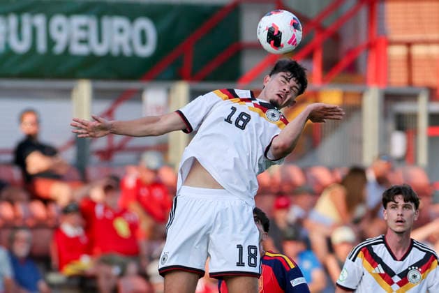 Mirza Catovic (Germany) kontrolliert den Ball, UEFA European Under-19 Championship 2026 Final, Spain v Germany, Racecourse Ground am 11. July 2026 in Wrexham, Vereinigtes Königreich. (Foto von Marco Steinbrenner DeFodi Images) Mirza Catovic (Germany) controls the ball, UEFA European Under-19 Championship 2026 Final, Spain v Germany, Racecourse Ground, July 11, 2026 in Wrexham, United Kingdom. (Photo by Marco Steinbrenner DeFodi Images) - *** Mirza Catovic (Germany) controls the ball, 2026 UEFA European Under-19 Championship Final, Spain vs. Germany, Racecourse Ground on July 11, 2026, in Wrexham, United Kingdom Photo by Marco Steinbrenner DeFodi Images Mirza Catovic (Germany) controls the ball, 2026 UEFA European Under-19 Championship Final, Spain vs. Germany, Racecourse Ground, July 11, 2026, in Wrexham, United Kingdom. Photo by Marco Steinbrenner, DeFodi Images