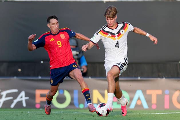 Hugo Lopez (Spain) und Mick Schmetgens (Germany) kaempfen um den Ball, UEFA European Under-19 Championship 2026 Final, Spain v Germany, Racecourse Ground am 11. July 2026 in Wrexham, Vereinigtes Königreich. (Foto von Marco Steinbrenner DeFodi Images) Hugo Lopez (Spain) und Mick Schmetgens (Germany) battle for the ball, UEFA European Under-19 Championship 2026 Final, Spain v Germany, Racecourse Ground, July 11, 2026 in Wrexham, United Kingdom. (Photo by Marco Steinbrenner DeFodi Images) - *** Hugo Lopez (Spain) and Mick Schmetgens (Germany) battle for the ball, 2026 UEFA European Under-19 Championship Final, Spain vs. Germany, Racecourse Ground on July 11, 2026, in Wrexham, United Kingdom. Photo by Marco Steinbrenner, DeFodi Images. Hugo Lopez (Spain) and Mick Schmetgens (Germany) battle for the ball, 2026 UEFA European Under-19 Championship Final, Spain vs. Germany, Racecourse Ground, July 11, 2026, in Wrexham, United Kingdom. Photo by Marco Steinbrenner, DeFodi Images