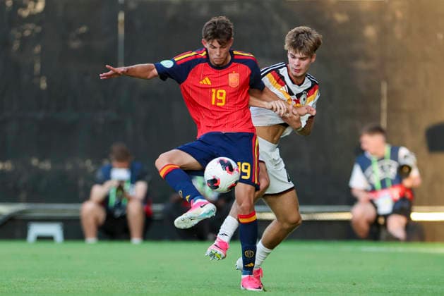 Sergio Esteban (Spain) und Mick Schmetgens (Germany) kaempfen um den Ball, UEFA European Under-19 Championship 2026 Final, Spain v Germany, Racecourse Ground am 11. July 2026 in Wrexham, Vereinigtes Königreich. (Foto von Marco Steinbrenner DeFodi Images) Sergio Esteban (Spain) und Mick Schmetgens (Germany) battle for the ball, UEFA European Under-19 Championship 2026 Final, Spain v Germany, Racecourse Ground, July 11, 2026 in Wrexham, United Kingdom. (Photo by Marco Steinbrenner DeFodi Images) - *** Sergio Esteban (Spain) and Mick Schmetgens (Germany) battle for the ball, 2026 UEFA European Under-19 Championship Final, Spain vs. Germany, Racecourse Ground on July 11, 2026, in Wrexham, United Kingdom. Photo by Marco Steinbrenner, DeFodi Images. Sergio Esteban (Spain) and Mick Schmetgens (Germany) battle for the ball, 2026 UEFA European Under-19 Championship Final, Spain vs. Germany, Racecourse Ground, July 11, 2026, in Wrexham, United Kingdom. Photo by Marco Steinbrenner, DeFodi Images