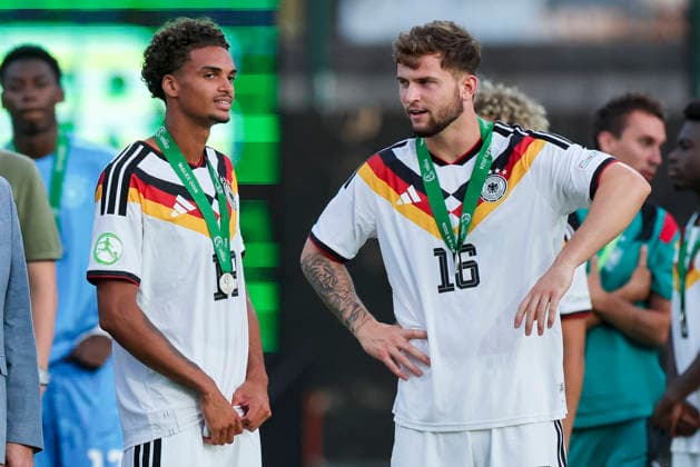 Jykese Fields (Germany) und Luis Stapelmann (Germany) schauen enttaeuscht, UEFA European Under-19 Championship 2026 Final, Spain v Germany, Racecourse Ground am 11. July 2026 in Wrexham, Vereinigtes Königreich. (Foto von Marco Steinbrenner DeFodi Images) Jykese Fields (Germany) und Luis Stapelmann (Germany) look dejected, UEFA European Under-19 Championship 2026 Final, Spain v Germany, Racecourse Ground, July 11, 2026 in Wrexham, United Kingdom. (Photo by Marco Steinbrenner DeFodi Images) - *** Jykese Fields (Germany) and Luis Stapelmann (Germany) look disappointed, 2026 UEFA European Under-19 Championship Final, Spain vs. Germany, Racecourse Ground on July 11, 2026, in Wrexham, United Kingdom. Photo by Marco Steinbrenner, DeFodi Images. Jykese Fields (Germany) and Luis Stapelmann (Germany) look dejected, UEFA European Under-19 Championship 2026 Final, Spain vs. Germany, Racecourse Ground, July 11, 2026, in Wrexham, United Kingdom. Photo by Marco Steinbrenner, DeFodi Images