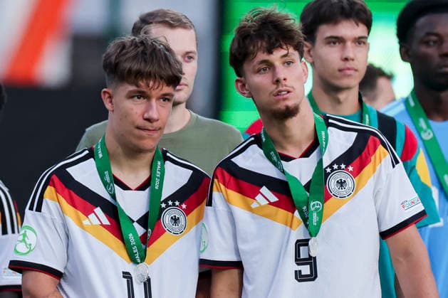 Moritz Reimers (Germany) und Otto Stange (Germany) schauen enttaeuscht, UEFA European Under-19 Championship 2026 Final, Spain v Germany, Racecourse Ground am 11. July 2026 in Wrexham, Vereinigtes Königreich. (Foto von Marco Steinbrenner DeFodi Images) Moritz Reimers (Germany) und Otto Stange (Germany) look dejected, UEFA European Under-19 Championship 2026 Final, Spain v Germany, Racecourse Ground, July 11, 2026 in Wrexham, United Kingdom. (Photo by Marco Steinbrenner DeFodi Images) - *** Moritz Reimers (Germany) and Otto Stange (Germany) look disappointed, 2026 UEFA European Under-19 Championship Final, Spain vs. Germany, Racecourse Ground on July 11, 2026, in Wrexham, United Kingdom. Photo by Marco Steinbrenner, DeFodi Images. Moritz Reimers (Germany) and Otto Stange (Germany) look dejected, UEFA European Under-19 Championship 2026 Final, Spain vs. Germany, Racecourse Ground, July 11, 2026, in Wrexham, United Kingdom. Photo by Marco Steinbrenner, DeFodi Images