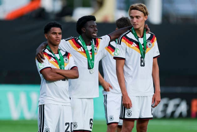 Tiago Poller (Germany), Boris Lum (Germany) und Luis Engelns (Germany) schauen enttaeuscht, UEFA European Under-19 Championship 2026 Final, Spain v Germany, Racecourse Ground am 11. July 2026 in Wrexham, Vereinigtes Königreich. (Foto von Marco Steinbrenner DeFodi Images) Tiago Poller (Germany), Boris Lum (Germany) und Luis Engelns (Germany) look dejected, UEFA European Under-19 Championship 2026 Final, Spain v Germany, Racecourse Ground, July 11, 2026 in Wrexham, United Kingdom. (Photo by Marco Steinbrenner DeFodi Images) - *** Tiago Poller (Germany), Boris Lum (Germany) and Luis Engelns (Germany) look disappointed, 2026 UEFA European Under-19 Championship Final, Spain vs. Germany, Racecourse Ground on July 11, 2026, in Wrexham, United Kingdom. Photo by Marco Steinbrenner, DeFodi Images. Tiago Poller (Germany), Boris Lum (Germany) and Luis Engelns (Germany) look dejected, 2026 UEFA European Under-19 Championship Final, Spain vs. Germany, Racecourse Ground, July 11, 2026, in Wrexham, United Kingdom. Photo by Marco Steinbrenner, DeFodi Images
