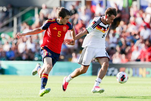 Andres Cuenca (Spain) und Otto Stange (Germany) kaempfen um den Ball, UEFA European Under-19 Championship 2026 Final, Spain v Germany, Racecourse Ground am 11. July 2026 in Wrexham, Vereinigtes Königreich. (Foto von Marco Steinbrenner DeFodi Images) Andres Cuenca (Spain) und Otto Stange (Germany) battle for the ball, UEFA European Under-19 Championship 2026 Final, Spain v Germany, Racecourse Ground, July 11, 2026 in Wrexham, United Kingdom. (Photo by Marco Steinbrenner DeFodi Images) - *** Andres Cuenca (Spain) and Otto Stange (Germany) battle for the ball, 2026 UEFA European Under-19 Championship Final, Spain vs. Germany, Racecourse Ground on July 11, 2026, in Wrexham, United Kingdom. Photo by Marco Steinbrenner, DeFodi Images. Andres Cuenca (Spain) and Otto Stange (Germany) battle for the ball, 2026 UEFA European Under-19 Championship Final, Spain vs. Germany, Racecourse Ground, July 11, 2026, in Wrexham, United Kingdom. Photo by Marco Steinbrenner, DeFodi Images
